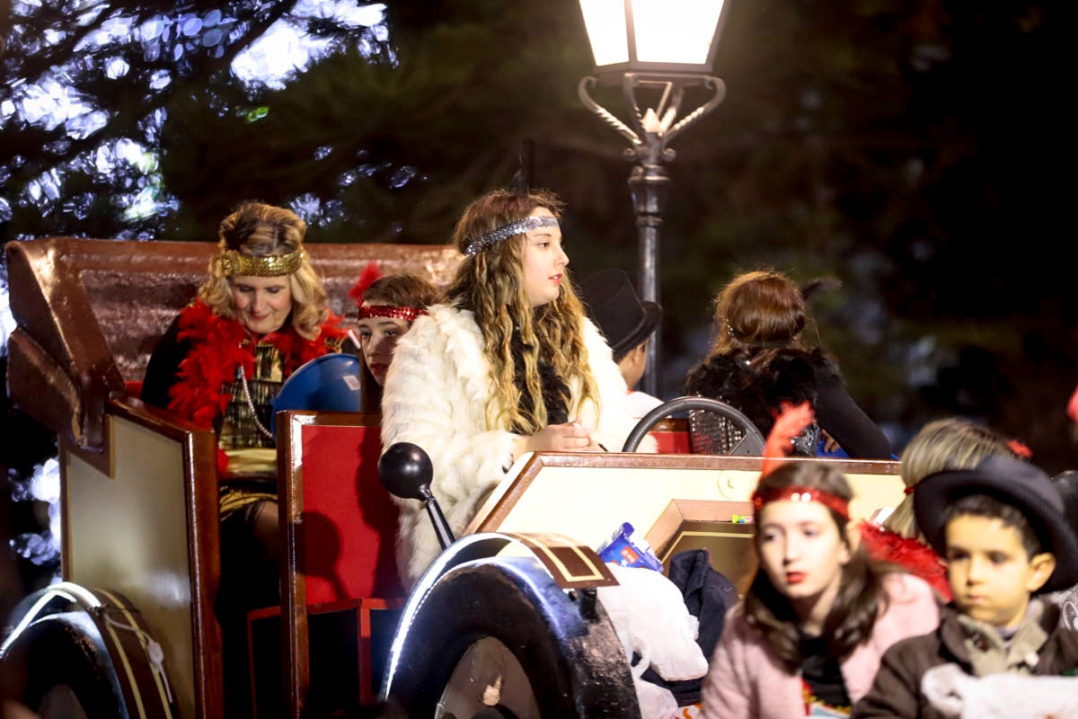 Cientos de personas salieron a recibir a sus majestades desde la llegada al puerto y durante las carrozas