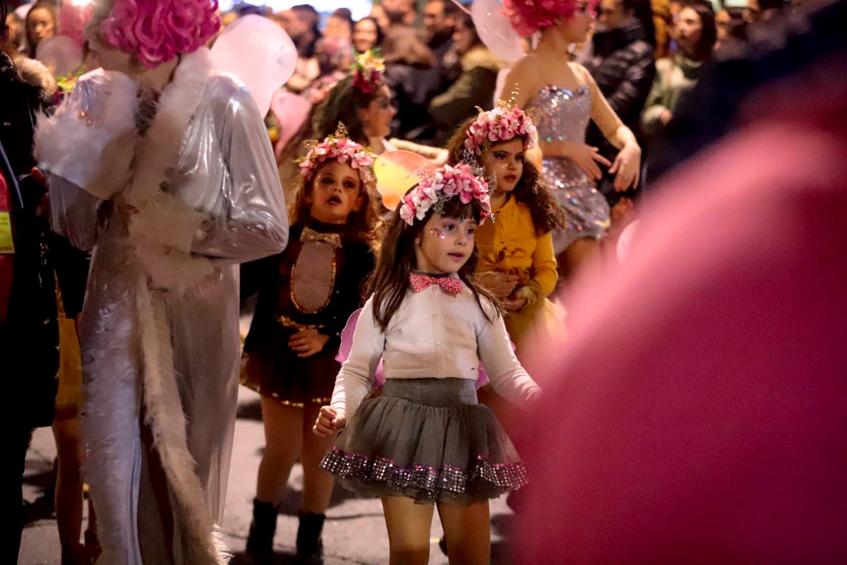 Cientos de personas salieron a recibir a sus majestades desde la llegada al puerto y durante las carrozas