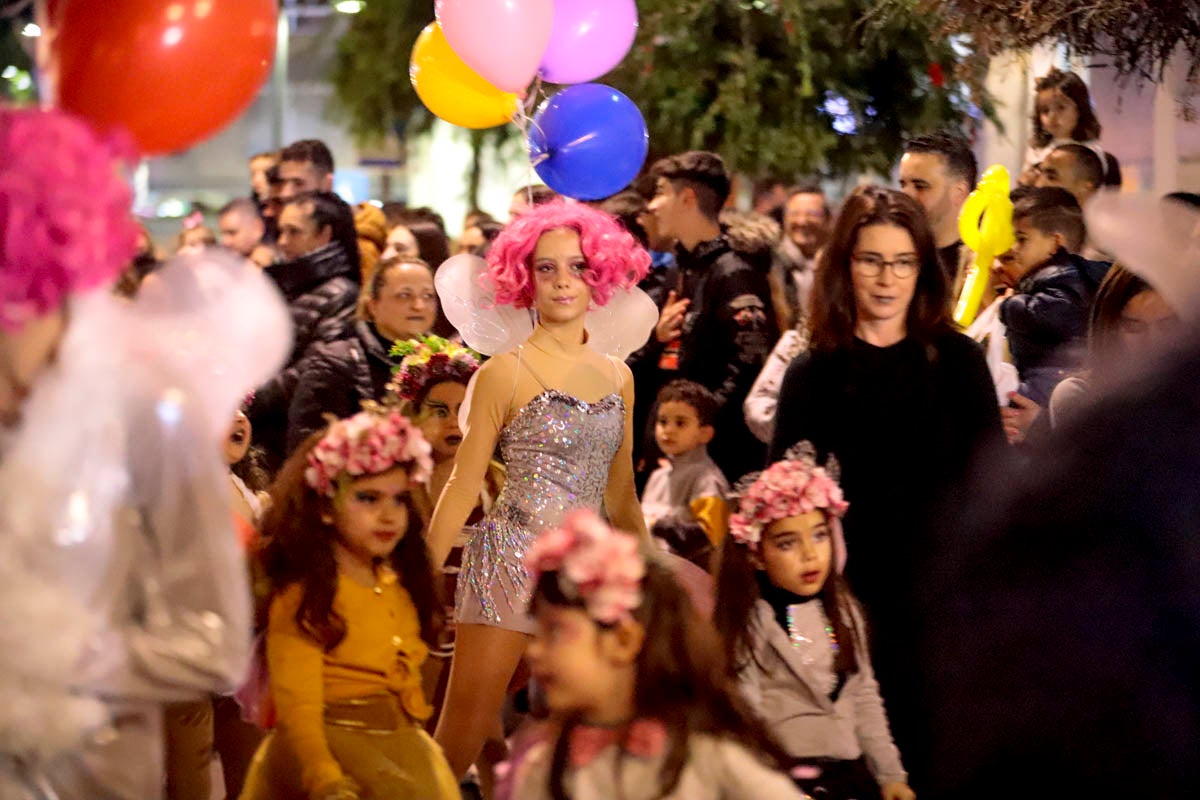 Cientos de personas salieron a recibir a sus majestades desde la llegada al puerto y durante las carrozas
