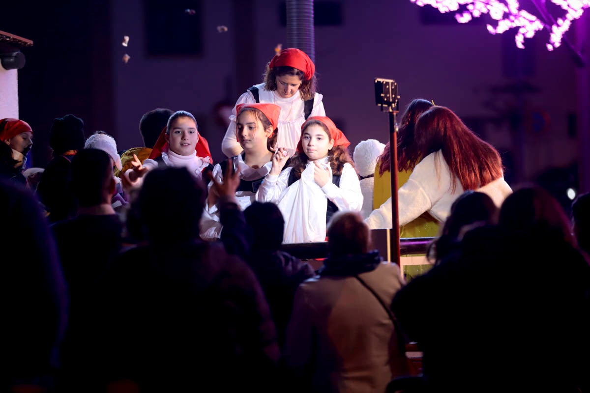 Cientos de personas salieron a recibir a sus majestades desde la llegada al puerto y durante las carrozas