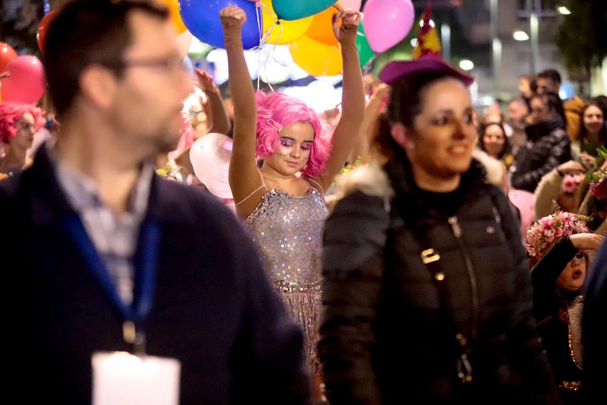 Cientos de personas salieron a recibir a sus majestades desde la llegada al puerto y durante las carrozas