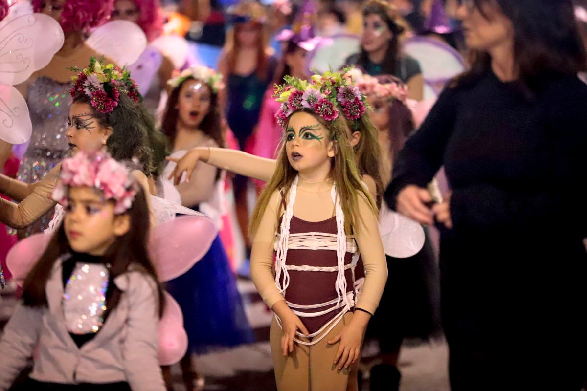 Cientos de personas salieron a recibir a sus majestades desde la llegada al puerto y durante las carrozas