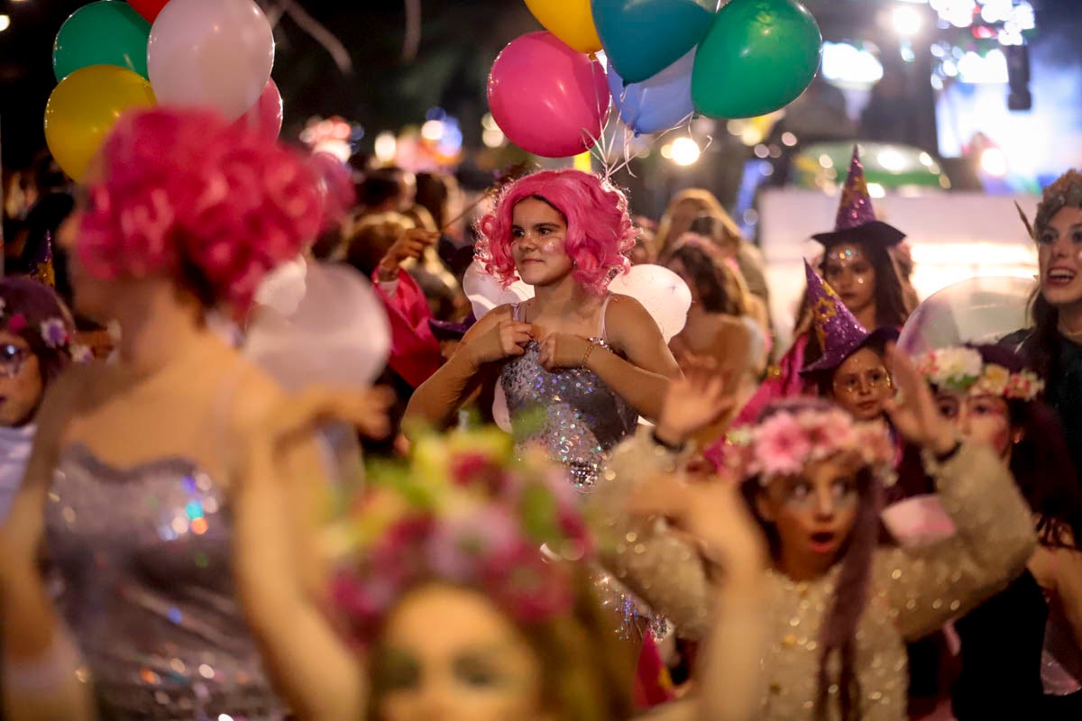 Cientos de personas salieron a recibir a sus majestades desde la llegada al puerto y durante las carrozas