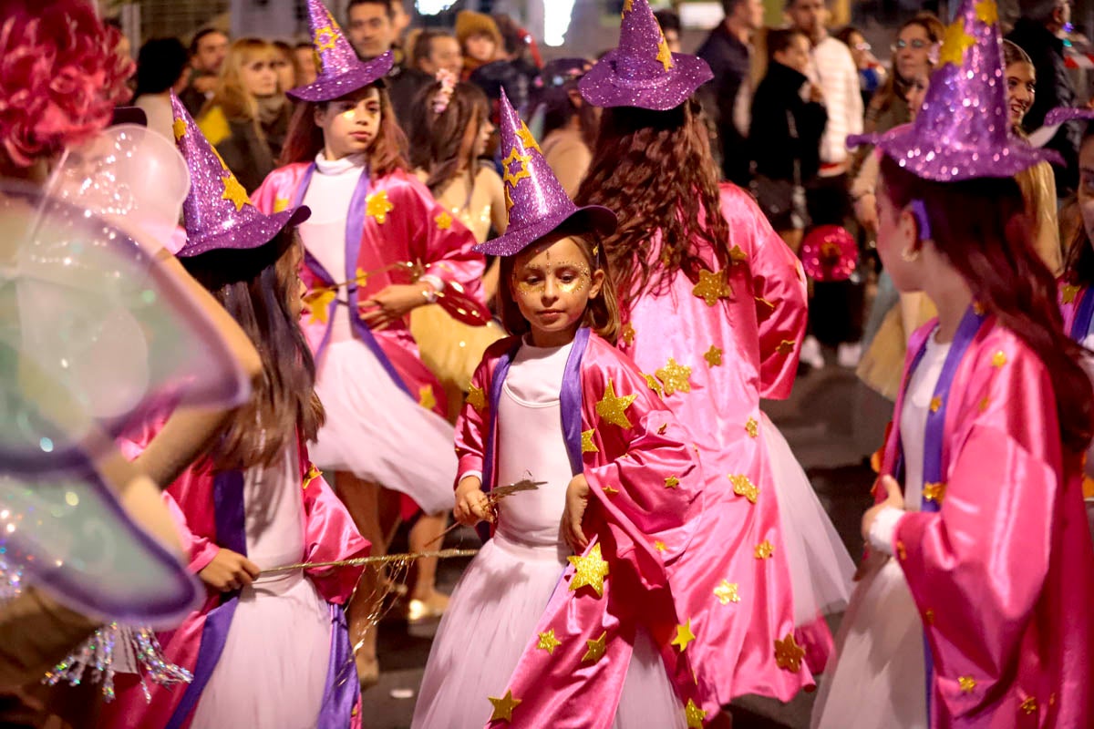 Cientos de personas salieron a recibir a sus majestades desde la llegada al puerto y durante las carrozas