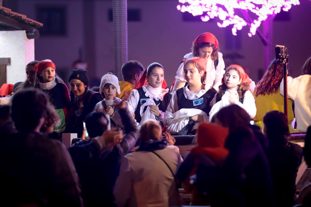 Cientos de personas salieron a recibir a sus majestades desde la llegada al puerto y durante las carrozas