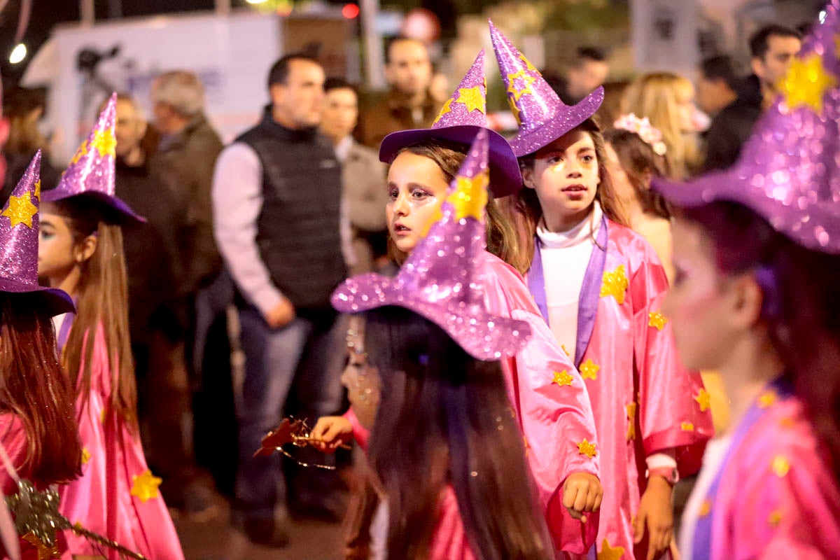 Cientos de personas salieron a recibir a sus majestades desde la llegada al puerto y durante las carrozas