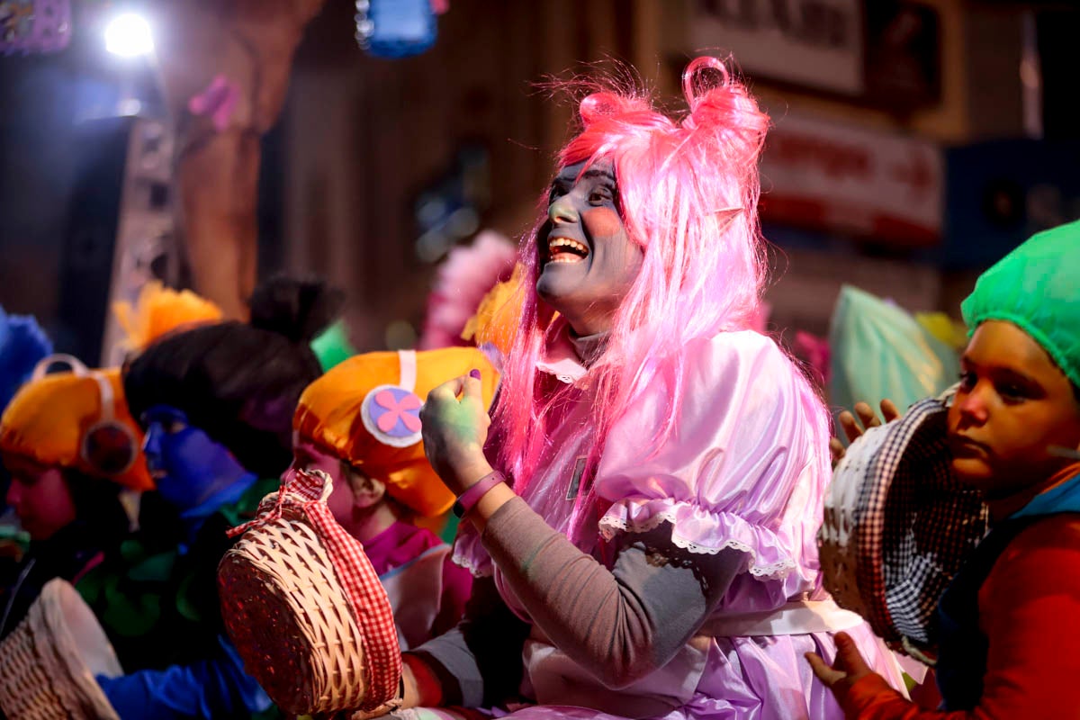 Cientos de personas salieron a recibir a sus majestades desde la llegada al puerto y durante las carrozas