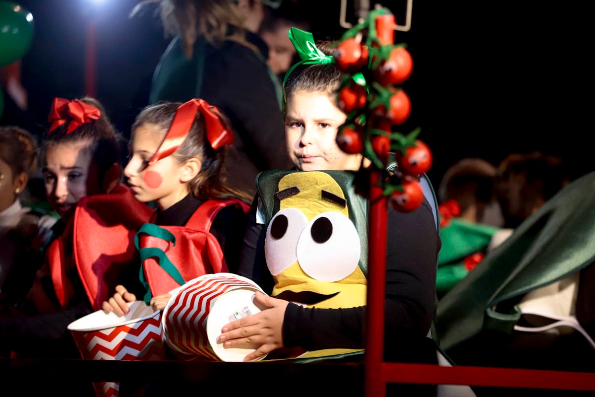 Cientos de personas salieron a recibir a sus majestades desde la llegada al puerto y durante las carrozas