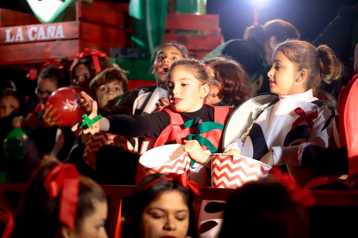 Cientos de personas salieron a recibir a sus majestades desde la llegada al puerto y durante las carrozas
