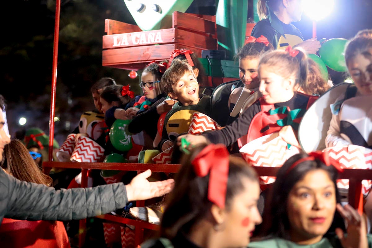 Cientos de personas salieron a recibir a sus majestades desde la llegada al puerto y durante las carrozas