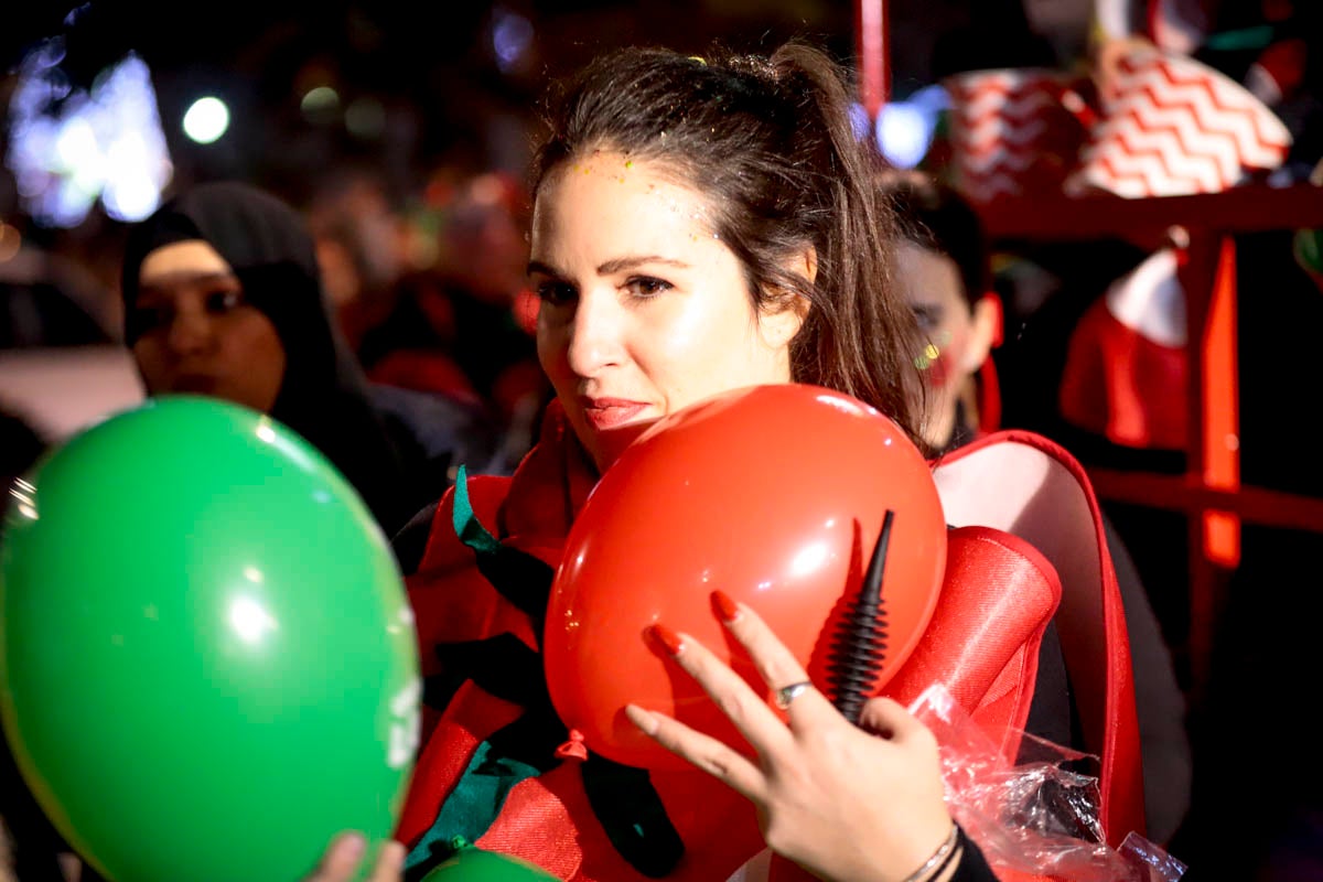 Cientos de personas salieron a recibir a sus majestades desde la llegada al puerto y durante las carrozas