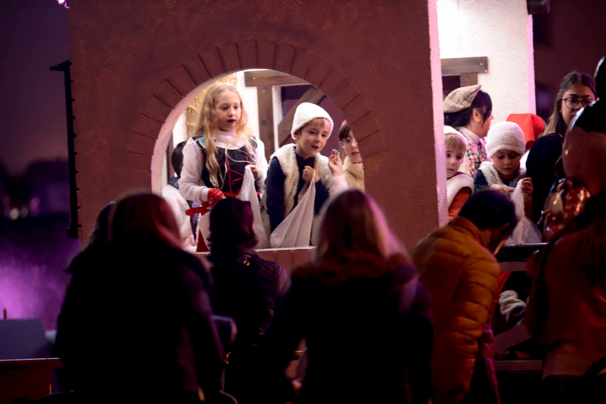 Cientos de personas salieron a recibir a sus majestades desde la llegada al puerto y durante las carrozas