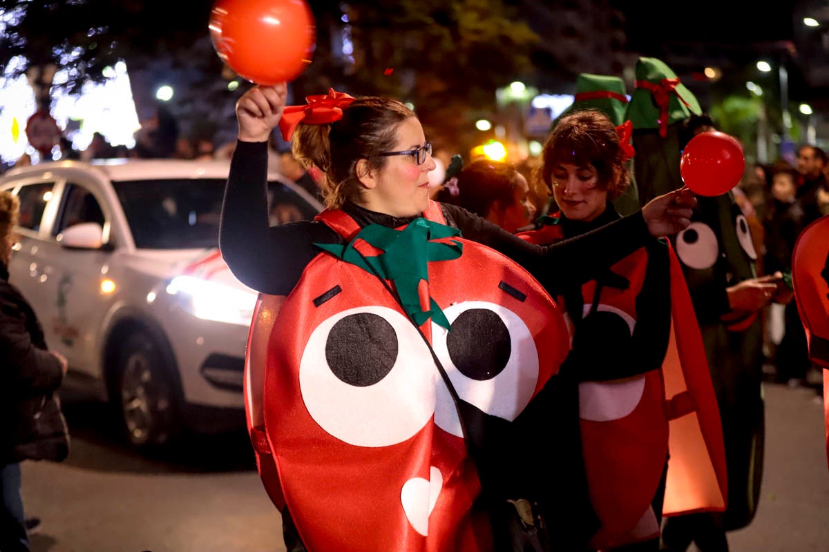 Cientos de personas salieron a recibir a sus majestades desde la llegada al puerto y durante las carrozas