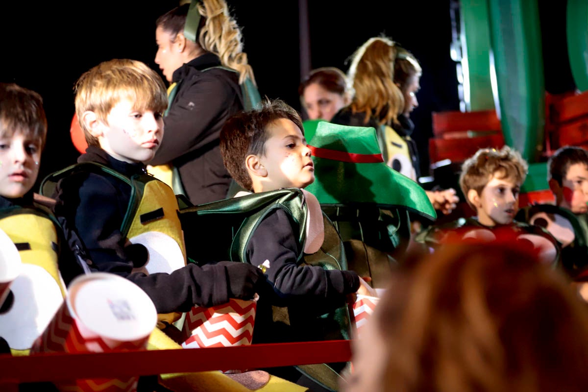 Cientos de personas salieron a recibir a sus majestades desde la llegada al puerto y durante las carrozas