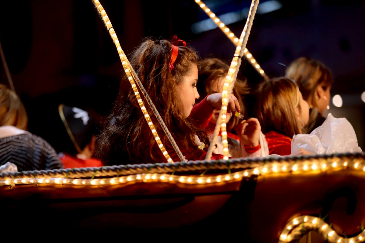 Cientos de personas salieron a recibir a sus majestades desde la llegada al puerto y durante las carrozas