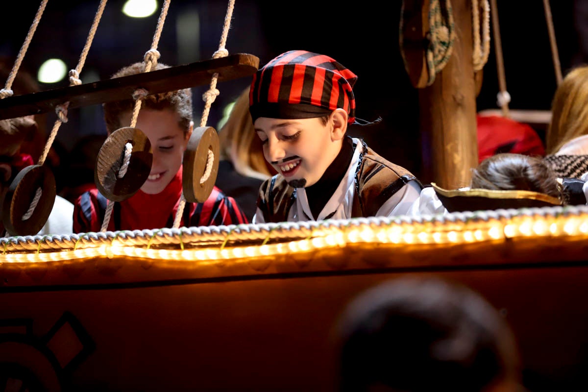 Cientos de personas salieron a recibir a sus majestades desde la llegada al puerto y durante las carrozas