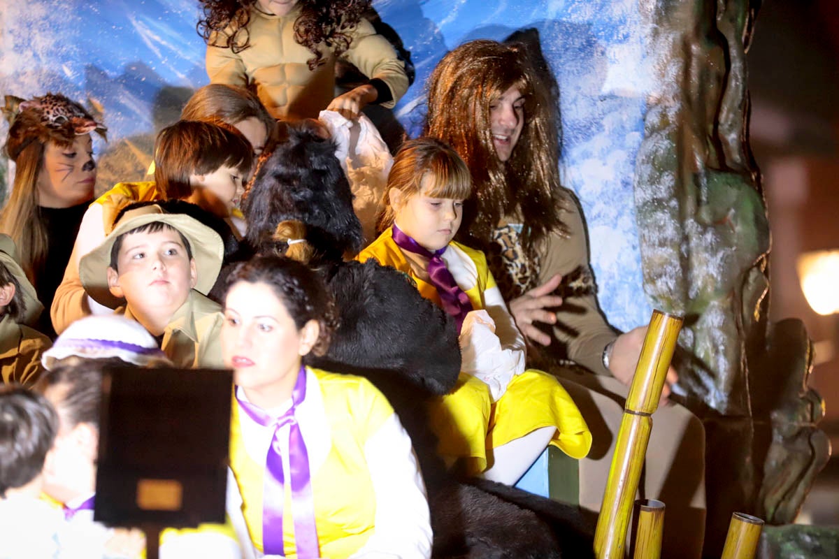 Cientos de personas salieron a recibir a sus majestades desde la llegada al puerto y durante las carrozas