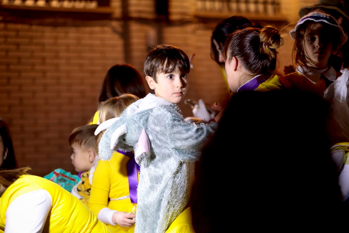 Cientos de personas salieron a recibir a sus majestades desde la llegada al puerto y durante las carrozas