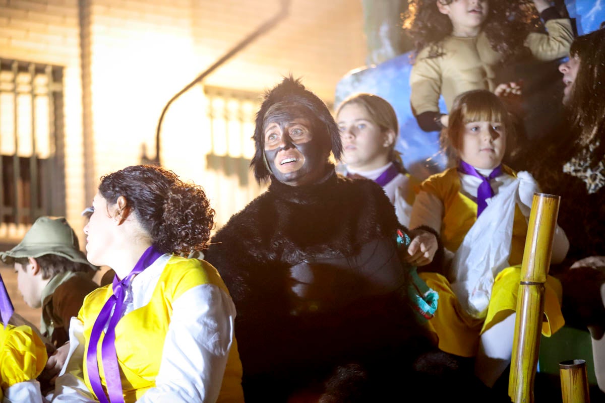 Cientos de personas salieron a recibir a sus majestades desde la llegada al puerto y durante las carrozas