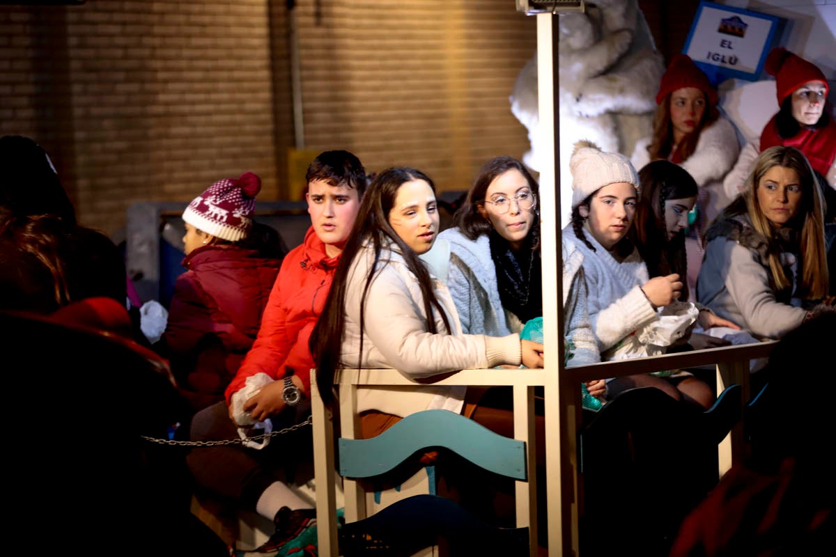 Cientos de personas salieron a recibir a sus majestades desde la llegada al puerto y durante las carrozas