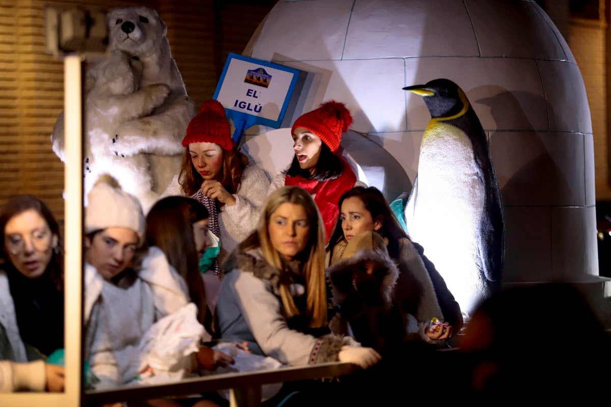 Cientos de personas salieron a recibir a sus majestades desde la llegada al puerto y durante las carrozas