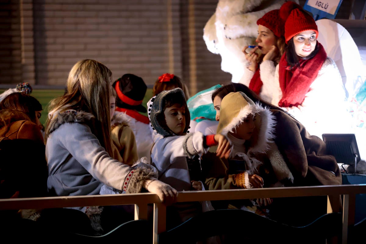 Cientos de personas salieron a recibir a sus majestades desde la llegada al puerto y durante las carrozas