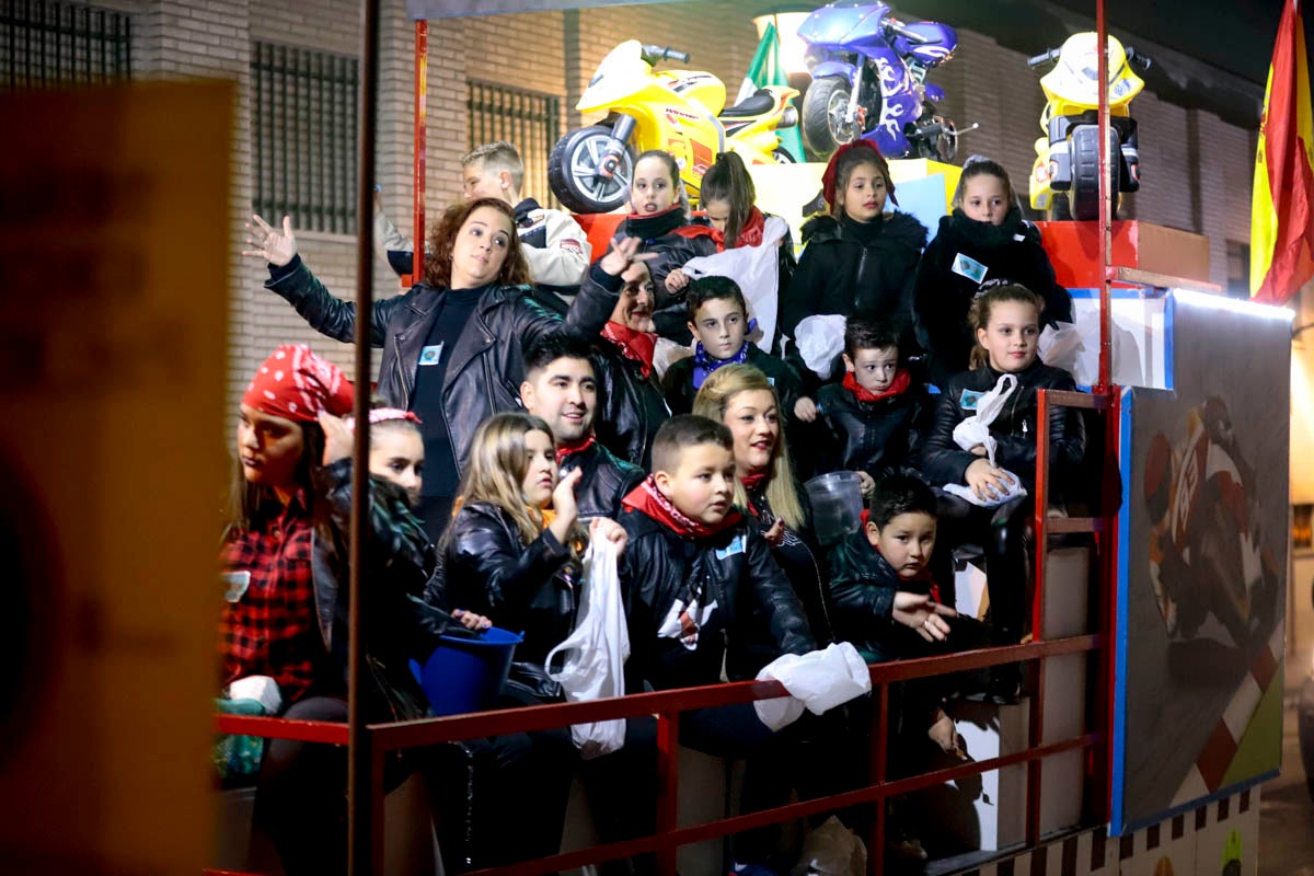 Cientos de personas salieron a recibir a sus majestades desde la llegada al puerto y durante las carrozas