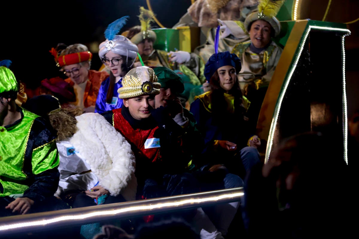 Cientos de personas salieron a recibir a sus majestades desde la llegada al puerto y durante las carrozas
