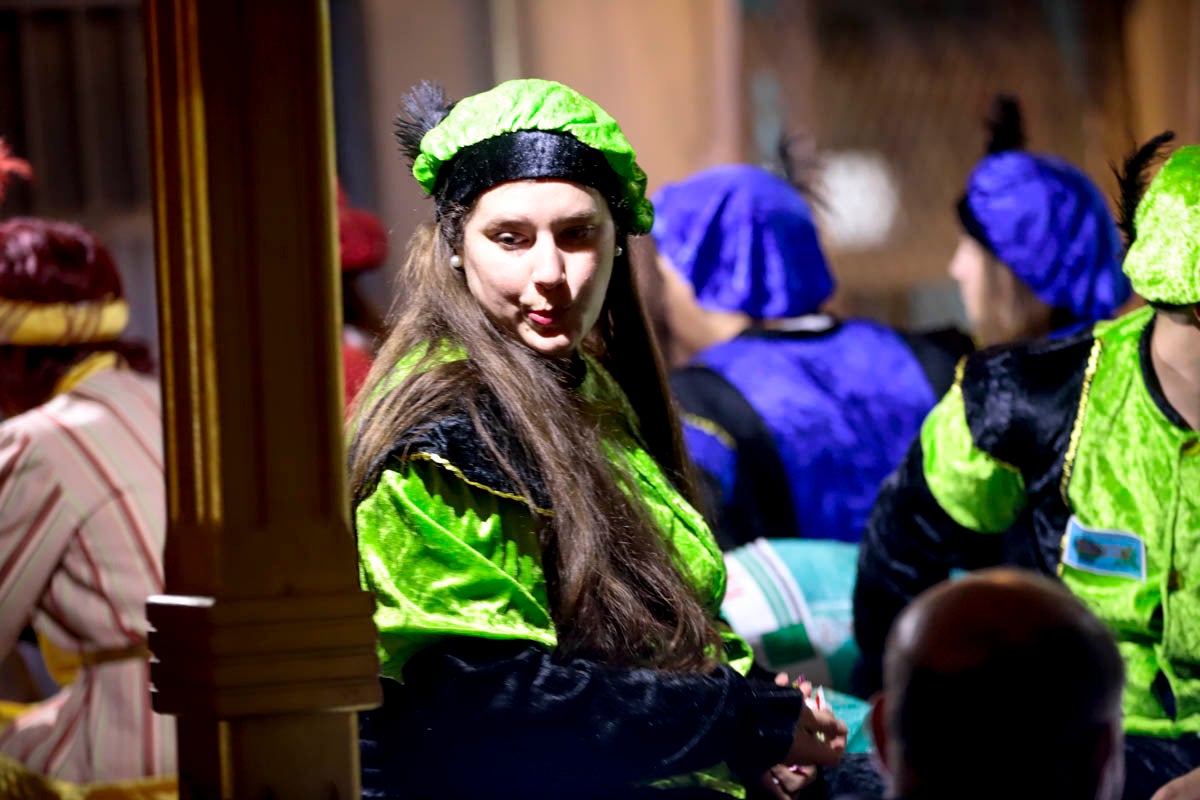 Cientos de personas salieron a recibir a sus majestades desde la llegada al puerto y durante las carrozas