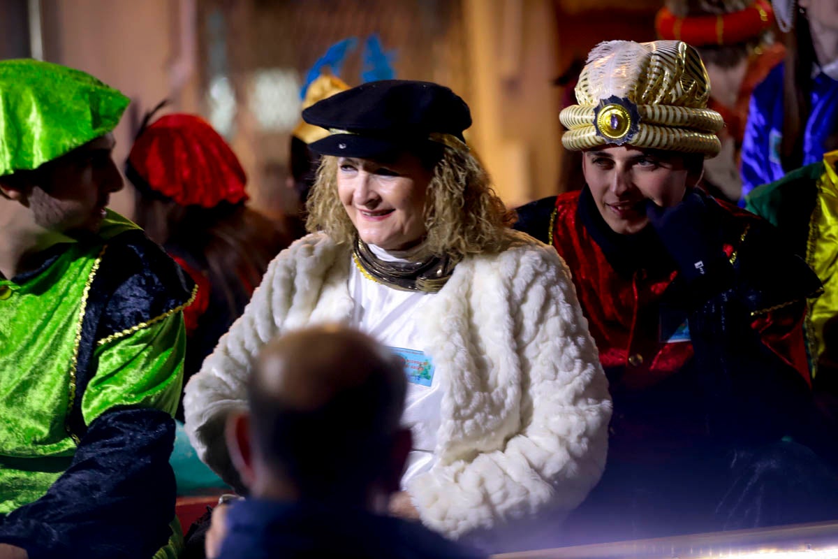 Cientos de personas salieron a recibir a sus majestades desde la llegada al puerto y durante las carrozas