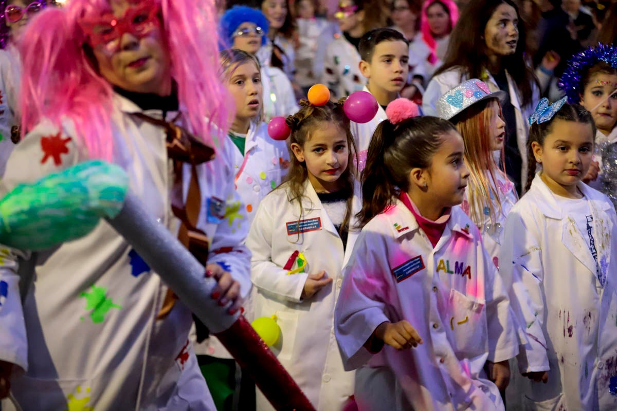 Cientos de personas salieron a recibir a sus majestades desde la llegada al puerto y durante las carrozas
