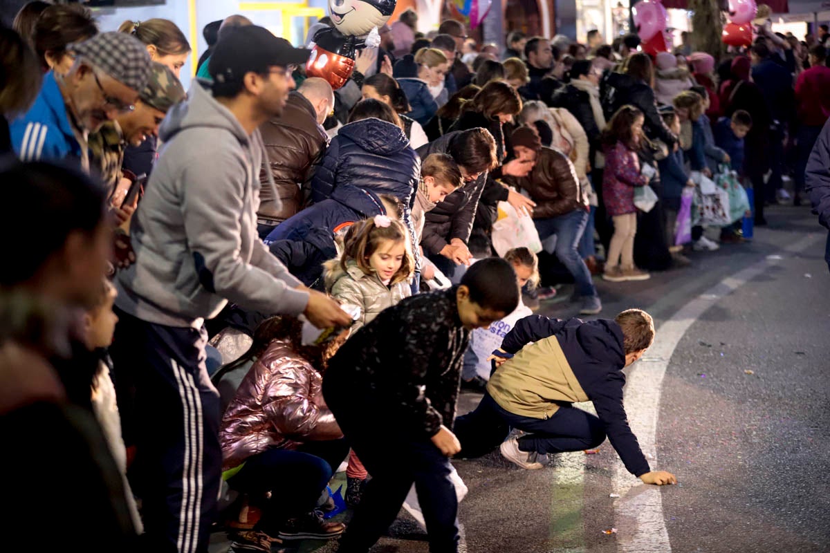 Cientos de personas salieron a recibir a sus majestades desde la llegada al puerto y durante las carrozas