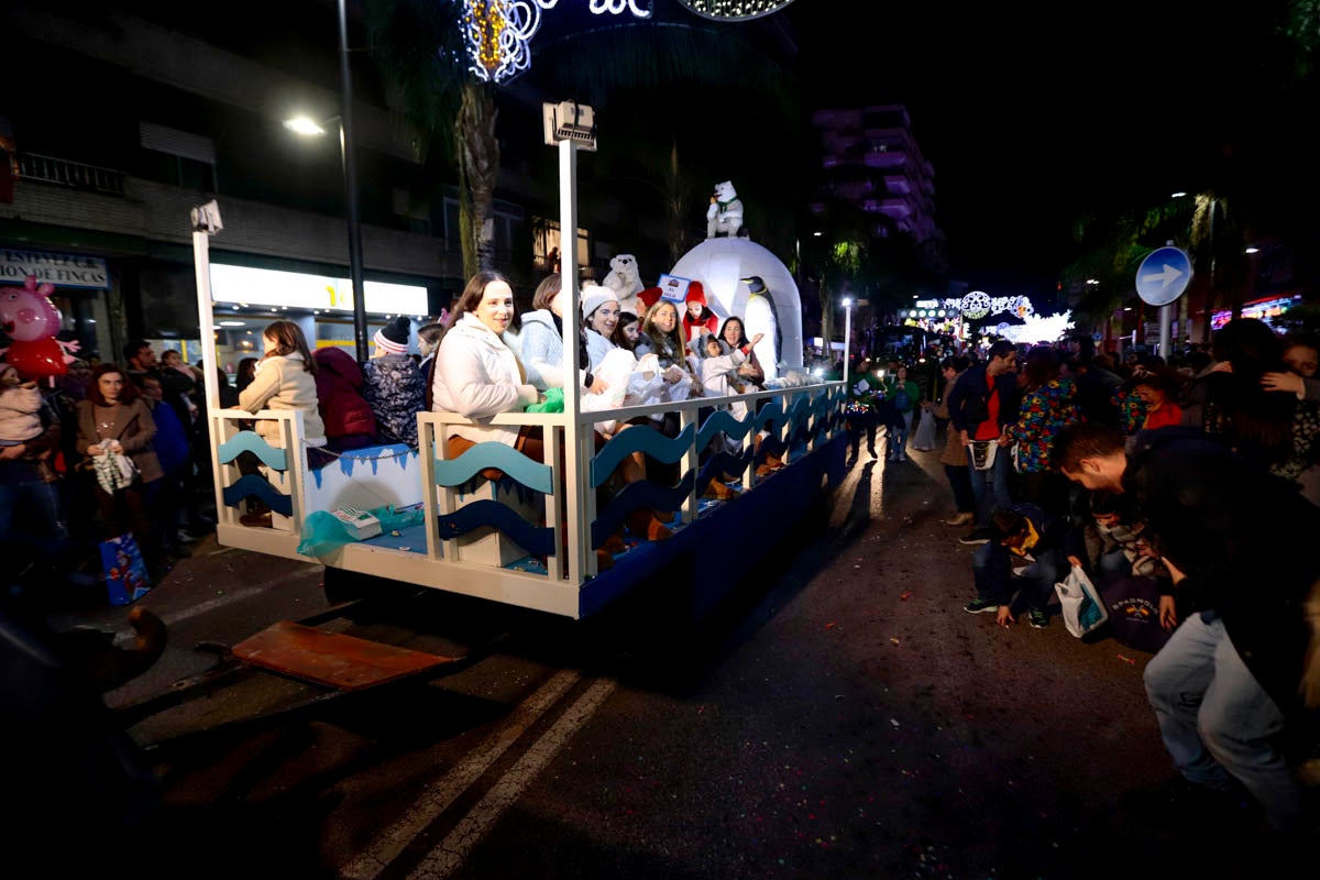 Cientos de personas salieron a recibir a sus majestades desde la llegada al puerto y durante las carrozas