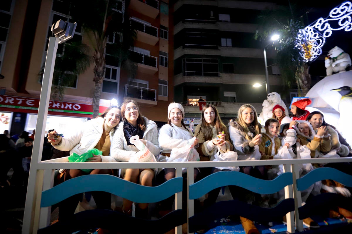 Cientos de personas salieron a recibir a sus majestades desde la llegada al puerto y durante las carrozas