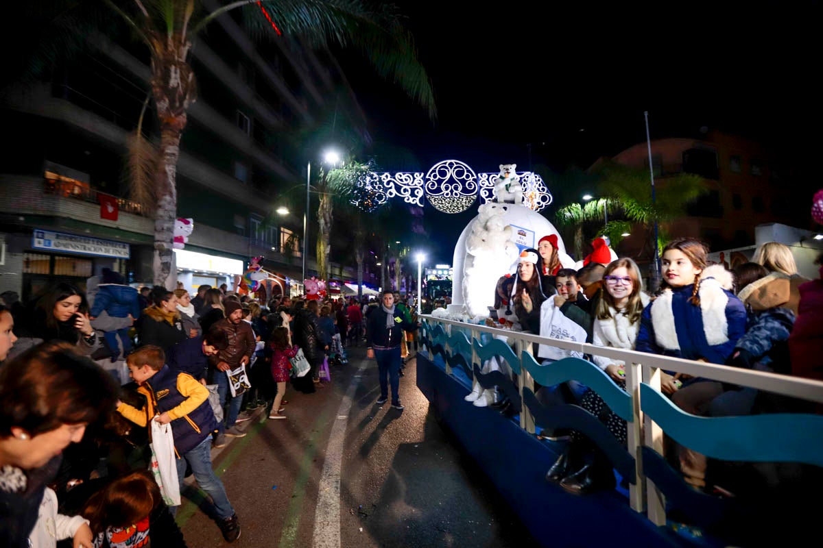 Cientos de personas salieron a recibir a sus majestades desde la llegada al puerto y durante las carrozas