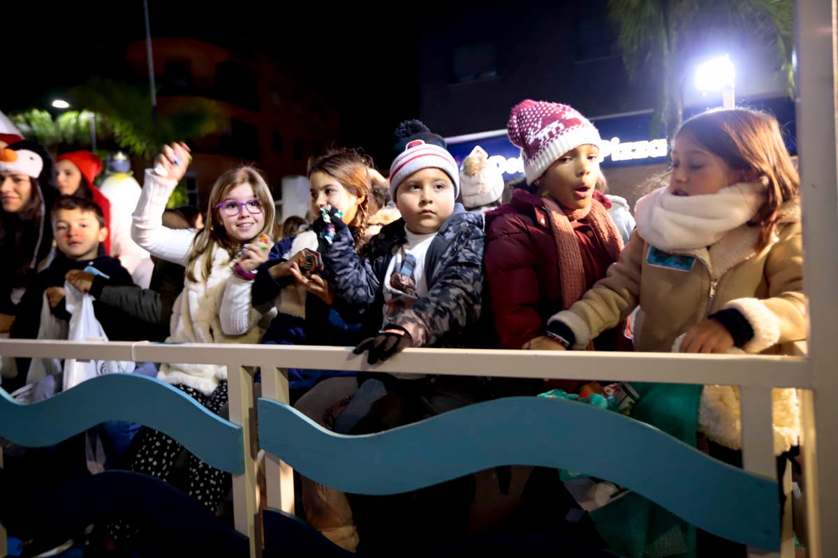 Cientos de personas salieron a recibir a sus majestades desde la llegada al puerto y durante las carrozas