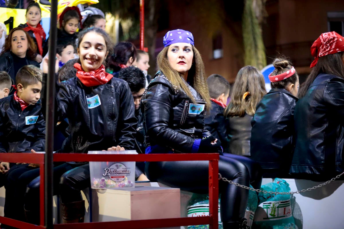 Cientos de personas salieron a recibir a sus majestades desde la llegada al puerto y durante las carrozas