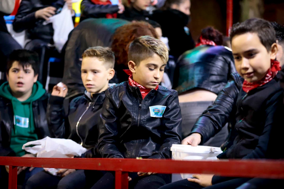 Cientos de personas salieron a recibir a sus majestades desde la llegada al puerto y durante las carrozas