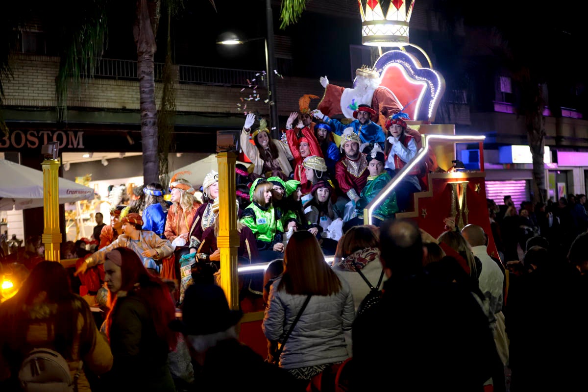 Cientos de personas salieron a recibir a sus majestades desde la llegada al puerto y durante las carrozas
