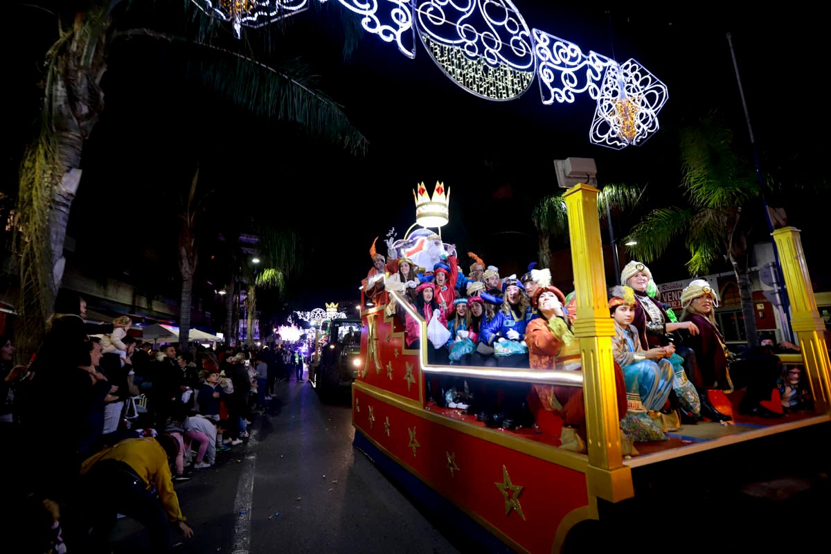 Cientos de personas salieron a recibir a sus majestades desde la llegada al puerto y durante las carrozas