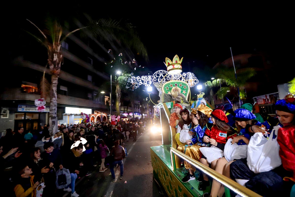 Cientos de personas salieron a recibir a sus majestades desde la llegada al puerto y durante las carrozas