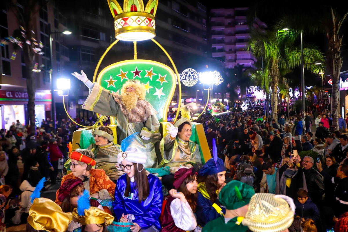 Cientos de personas salieron a recibir a sus majestades desde la llegada al puerto y durante las carrozas