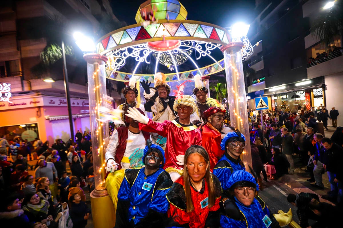 Cientos de personas salieron a recibir a sus majestades desde la llegada al puerto y durante las carrozas