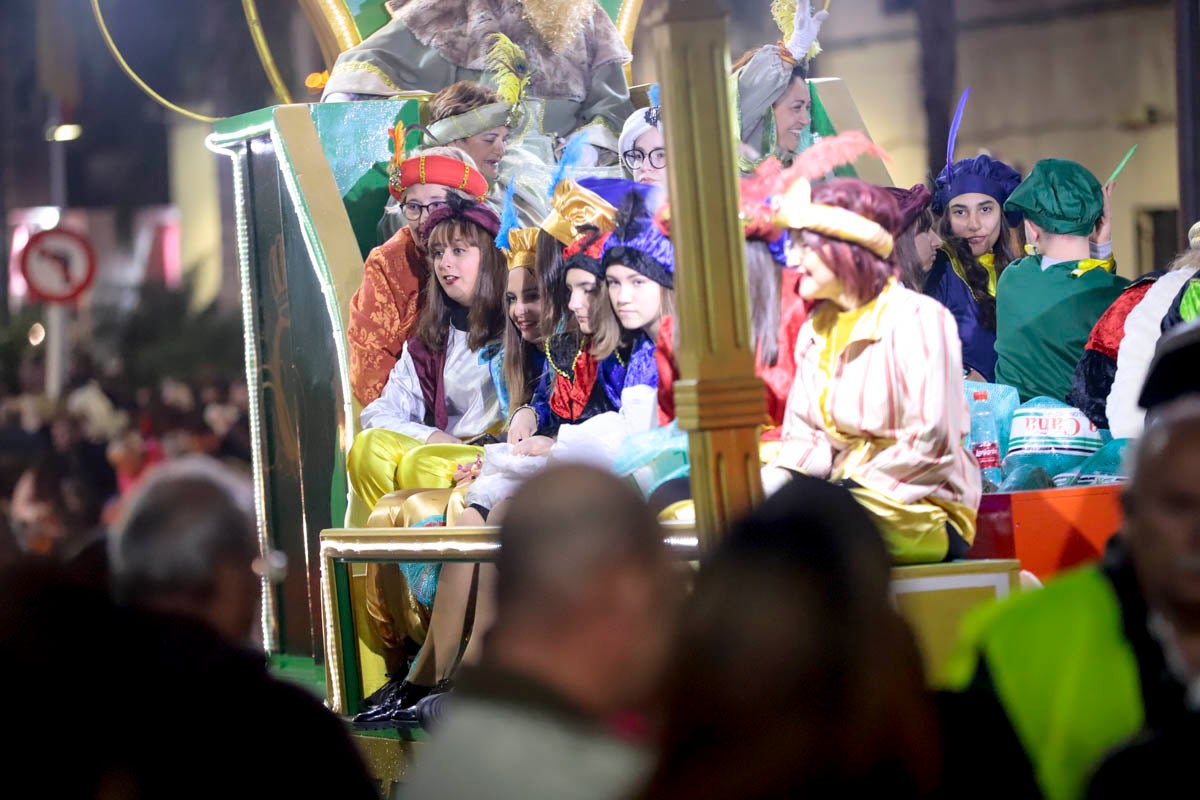 Cientos de personas salieron a recibir a sus majestades desde la llegada al puerto y durante las carrozas