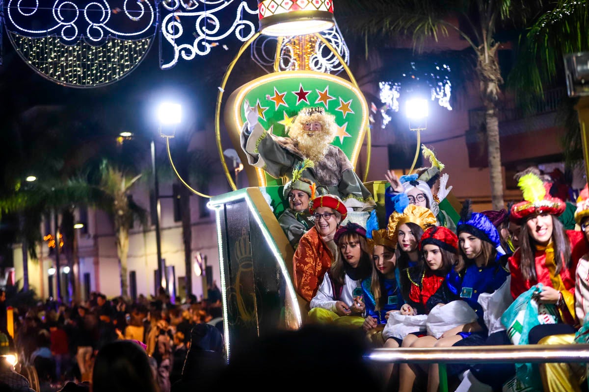 Cientos de personas salieron a recibir a sus majestades desde la llegada al puerto y durante las carrozas
