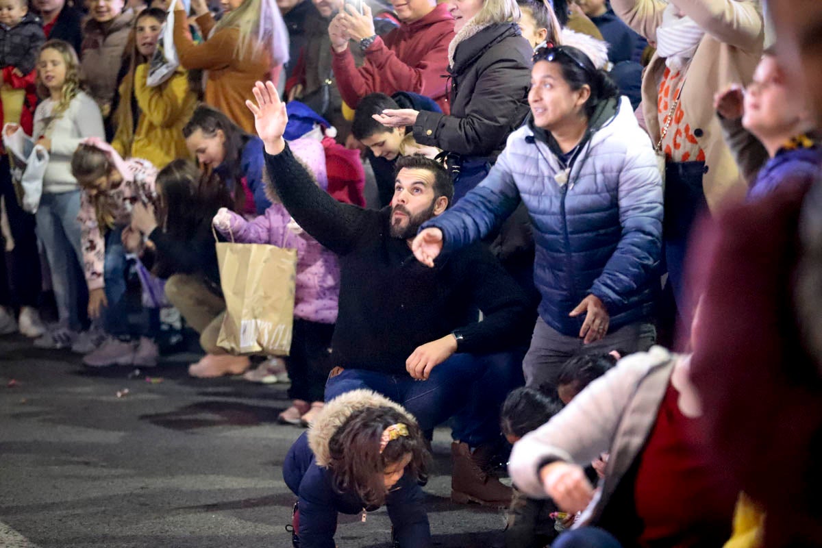 Cientos de personas salieron a recibir a sus majestades desde la llegada al puerto y durante las carrozas