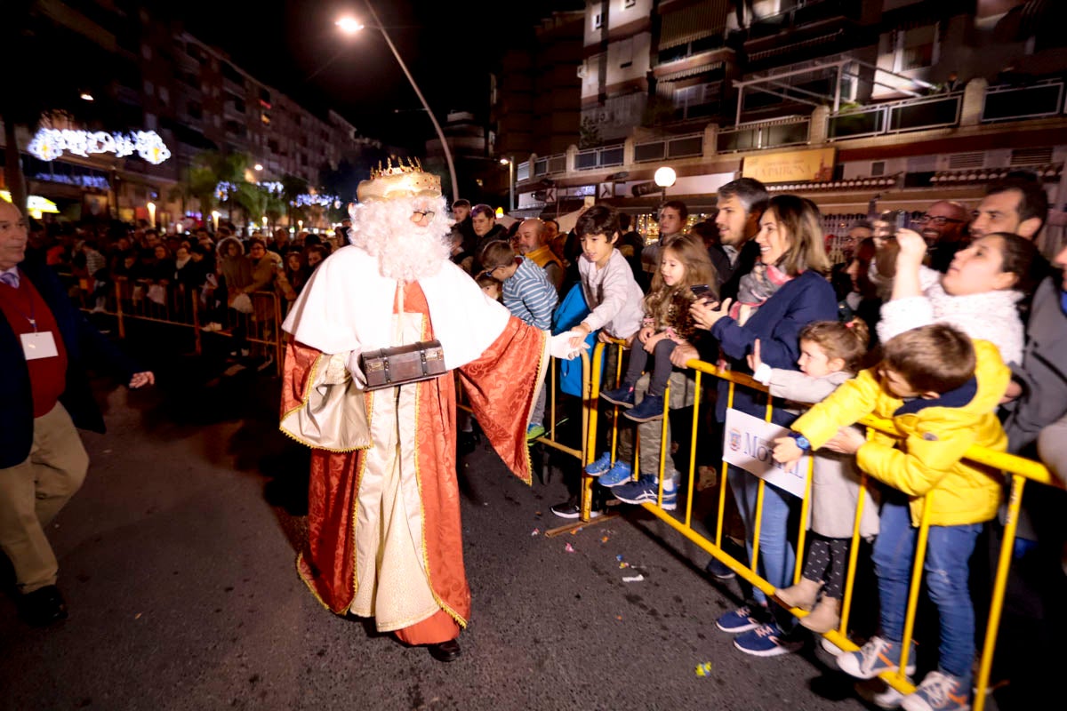 Cientos de personas salieron a recibir a sus majestades desde la llegada al puerto y durante las carrozas