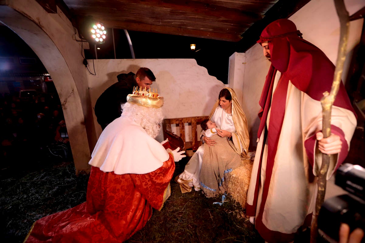 Cientos de personas salieron a recibir a sus majestades desde la llegada al puerto y durante las carrozas