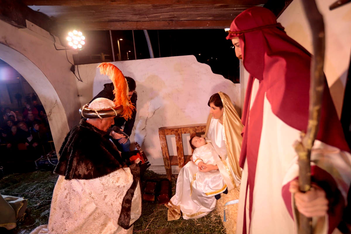 Cientos de personas salieron a recibir a sus majestades desde la llegada al puerto y durante las carrozas