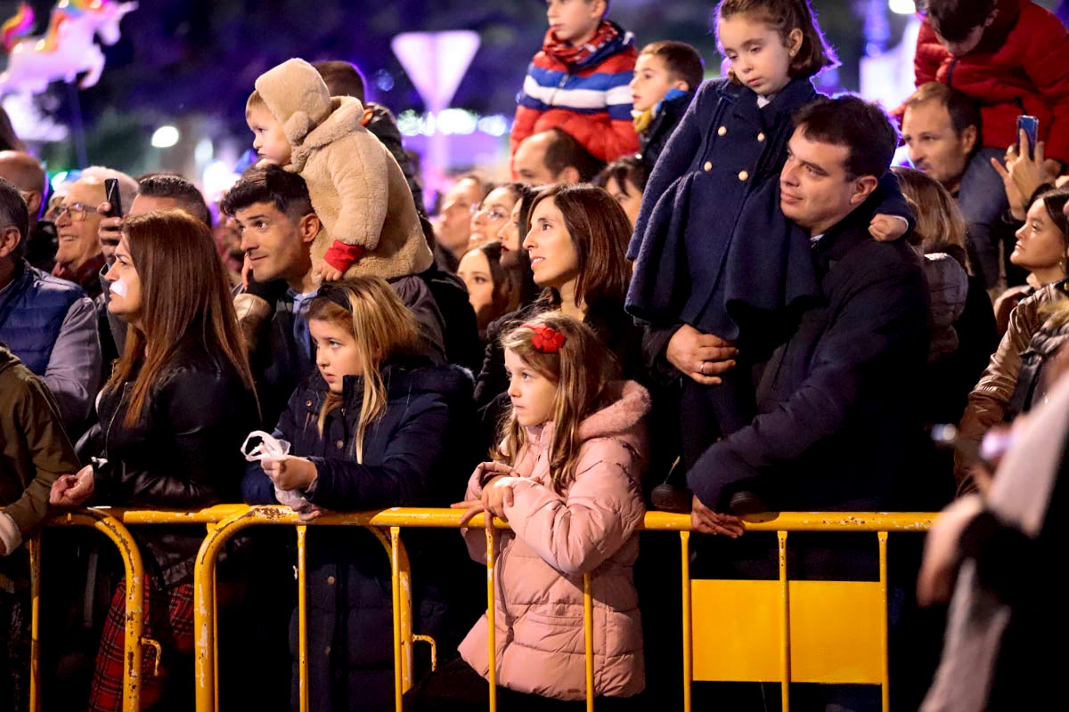 Cientos de personas salieron a recibir a sus majestades desde la llegada al puerto y durante las carrozas